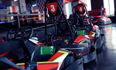 Modern kapalı yarış pistinde yeni elektrikli go-kart..