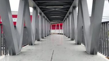 Modern yaya köprüsünün çarpıcı bir geometrik tasarımı var. Şehir manzarasını geliştiriyor..