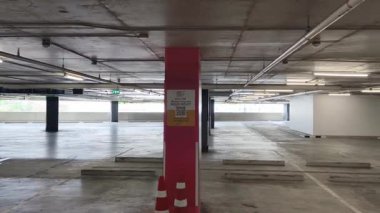 Geniş ve modern bir otopark. Temiz hatları ve bol ışıklandırması var. 
