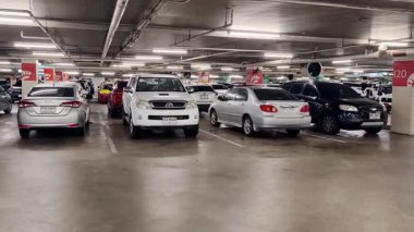 Birbirine yakın arabalarla dolu hareketli bir otopark..