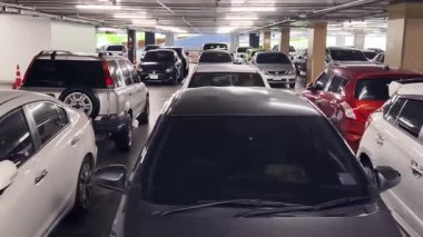 Birbirine yakın arabalarla dolu hareketli bir otopark..