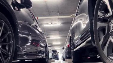 Birbirine yakın arabalarla dolu hareketli bir otopark..