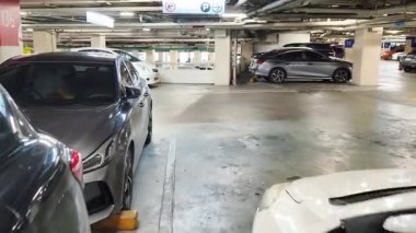 Birbirine yakın arabalarla dolu hareketli bir otopark..