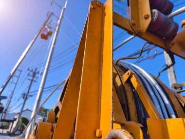 Yol boyunca yeni direklere yüksek gerilimli elektrik kabloları kurulumu.