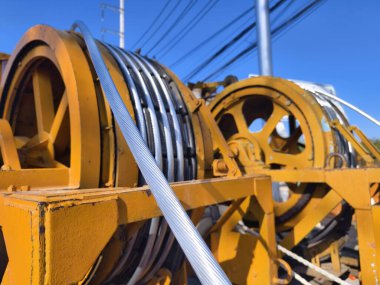 Yolun üzerinde büyük bir tahta makara yüksek voltajlı elektrik teli var..