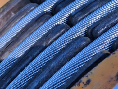 Yolun üzerinde büyük bir tahta makara yüksek voltajlı elektrik teli var..