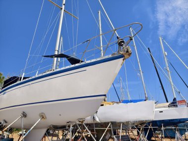 Suda yüzen direksiyonlu beyaz bir tekne..