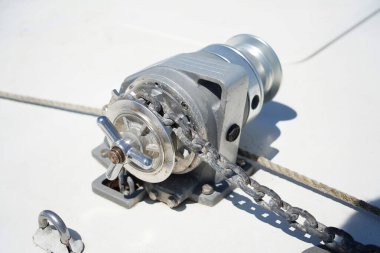 Sefer teknesinde sağlam zincirli demirli vinç, istikrar ve güvenliği sağlar..