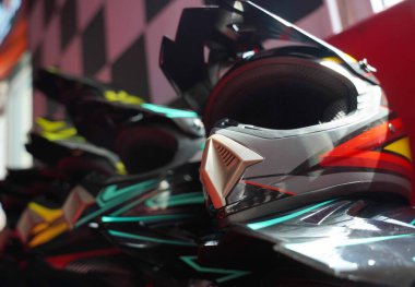 Modern kapalı yarış pistinde karting yarışı için eşsiz miğferler..