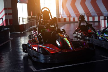 Modern kapalı yarış pistinde yeni elektrikli go-kart..