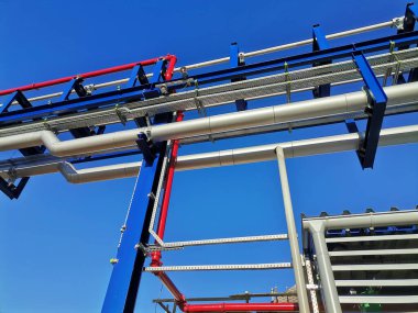 İnşaat alanında mavi gökyüzü zeminine karşı çelik yapı yapım aşamasında..