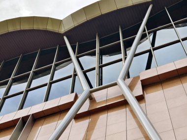 Önemli miktarda cam içeren modern, yüksek bir bina..