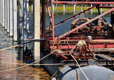 Büyük metal bir vinç bir su kütlesinin ortasında..