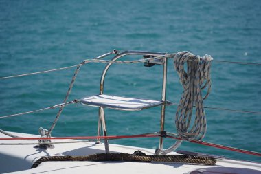 Suda yüzen direksiyonlu beyaz bir tekne..