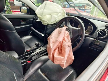 Hava yastığı şu anda bir arabanın direksiyonunda asılı..