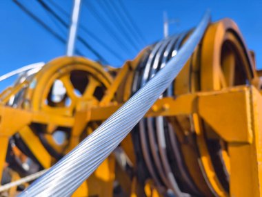 Yolun üzerinde büyük bir tahta makara yüksek voltajlı elektrik teli var..