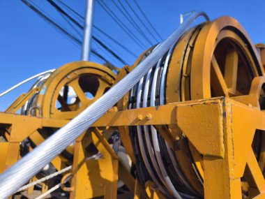 Yolun üzerinde büyük bir tahta makara yüksek voltajlı elektrik teli var..