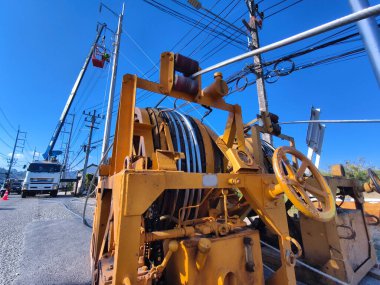 Yol boyunca yeni direklere yüksek gerilimli elektrik kabloları kurulumu.