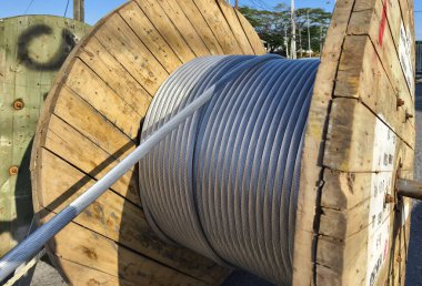 Yolun üzerinde büyük bir tahta makara yüksek voltajlı elektrik teli var..