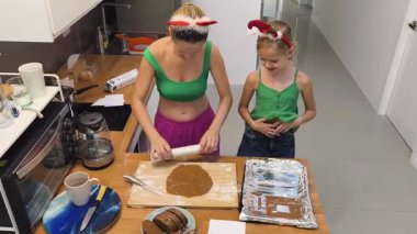 Anne ve kızı Noel 'de evde zencefilli ekmek pişiriyorlar..