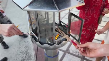 Bireyler fenerde tütsü ve mum yakarak sakin bir atmosfer yaratıyor..