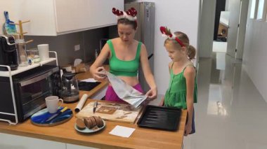 Anne ve kızı Noel 'de evde zencefilli ekmek pişiriyorlar..