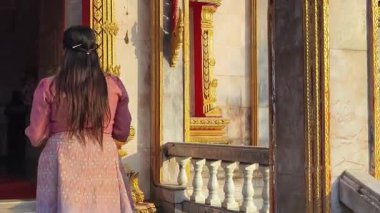 İki Taylandlı kadın Budist tapınağının huzurlu ortamında vakit geçirir..