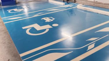 Kolay navigasyon için açık ve ayırt edici işaretlere sahip erişilebilir park yerleri.