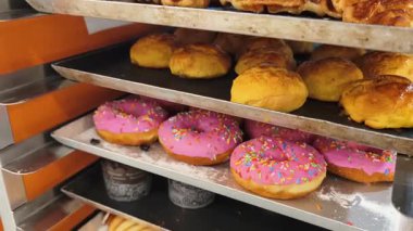 Lezzetli ve cezbedici, taze pişmiş yiyecekler ve lezzetli çörekler.. 