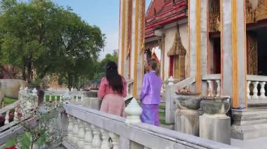 İki Taylandlı kadın Budist tapınağının huzurlu ortamında vakit geçirir..