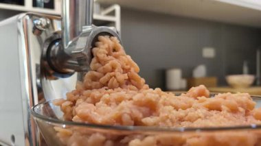 Ev mutfağında kıyma makinesiyle et hazırlama..