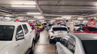 Birbirine yakın arabalarla dolu hareketli bir otopark..
