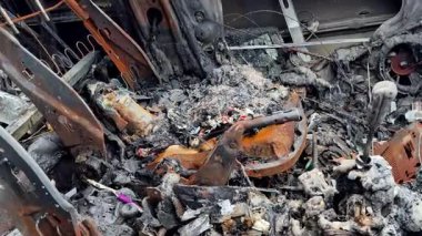 Yıkıcı bir yangından sonra yanan bir aracın iç kısmının kalıntıları..