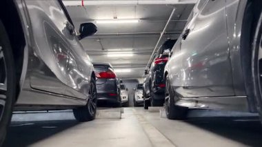 Birbirine yakın arabalarla dolu hareketli bir otopark..