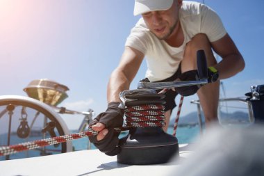 Beyaz şapkalı bir adam bir gezi teknesinde çalışıyor..