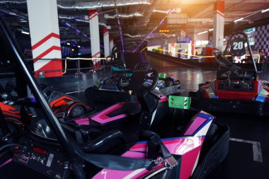 Modern kapalı yarış pistinde yeni elektrikli go-kart..
