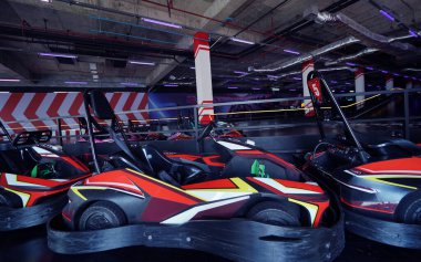 Modern kapalı yarış pistinde yeni elektrikli go-kart..