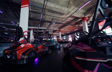 Modern kapalı yarış pistinde yeni elektrikli go-kart..