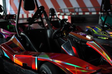 Modern kapalı yarış pistinde yeni elektrikli go-kart..