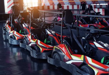 Modern kapalı yarış pistinde yeni elektrikli go-kart..
