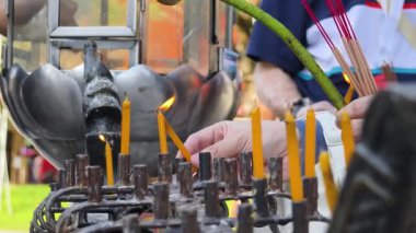 Bireyler fenerde tütsü ve mum yakarak sakin bir atmosfer yaratıyor..