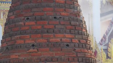 Eski Tayland tapınağındaki havai fişek fırınından çıkan duman kötü ruhları defetmek için dalgalanır..