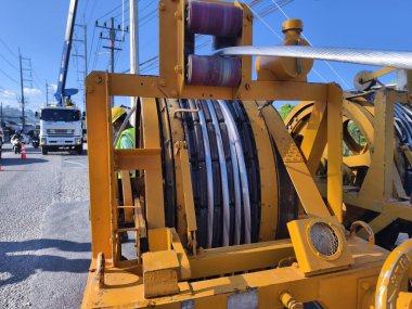 Yol boyunca yeni direklere yüksek gerilimli elektrik kabloları kurulumu.