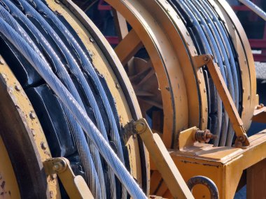 Yolun üzerinde büyük bir tahta makara yüksek voltajlı elektrik teli var..