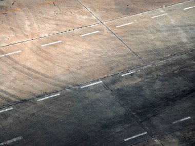 Yaygın hava görüntüsü, araçları hedeflerine götüren oklu bir otoparkı yakalıyor..