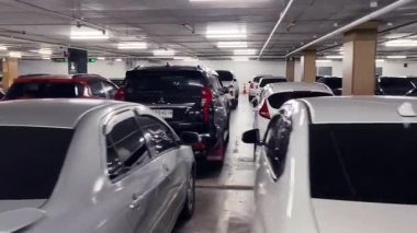 Birbirine yakın arabalarla dolu hareketli bir otopark..