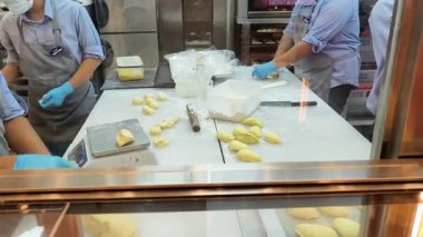 Yetenekli aşçıların özenle taze malzemeler hazırladığı fırına bir göz atalım..