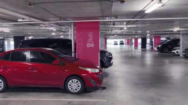 Birbirine yakın arabalarla dolu hareketli bir otopark..