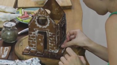 Anne ve kızı Noel 'de evde zencefilli ekmek pişiriyorlar..