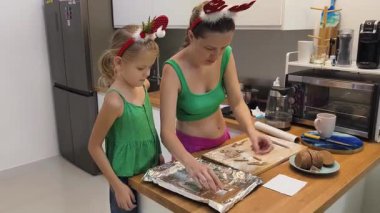 Anne ve kızı Noel 'de evde zencefilli ekmek pişiriyorlar..